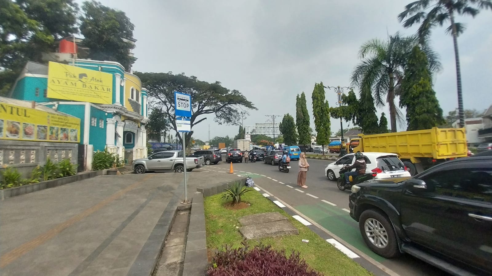Tidak Ada Halte Bus Transjabodetabek Rute P11 di Sentul, Penumpang: Panas dan Cape