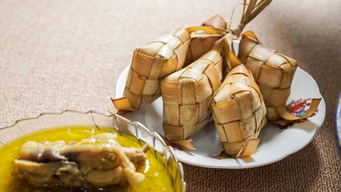 Ketupat vs. Lontong: Mengenal Perbedaan dan Persamaannya