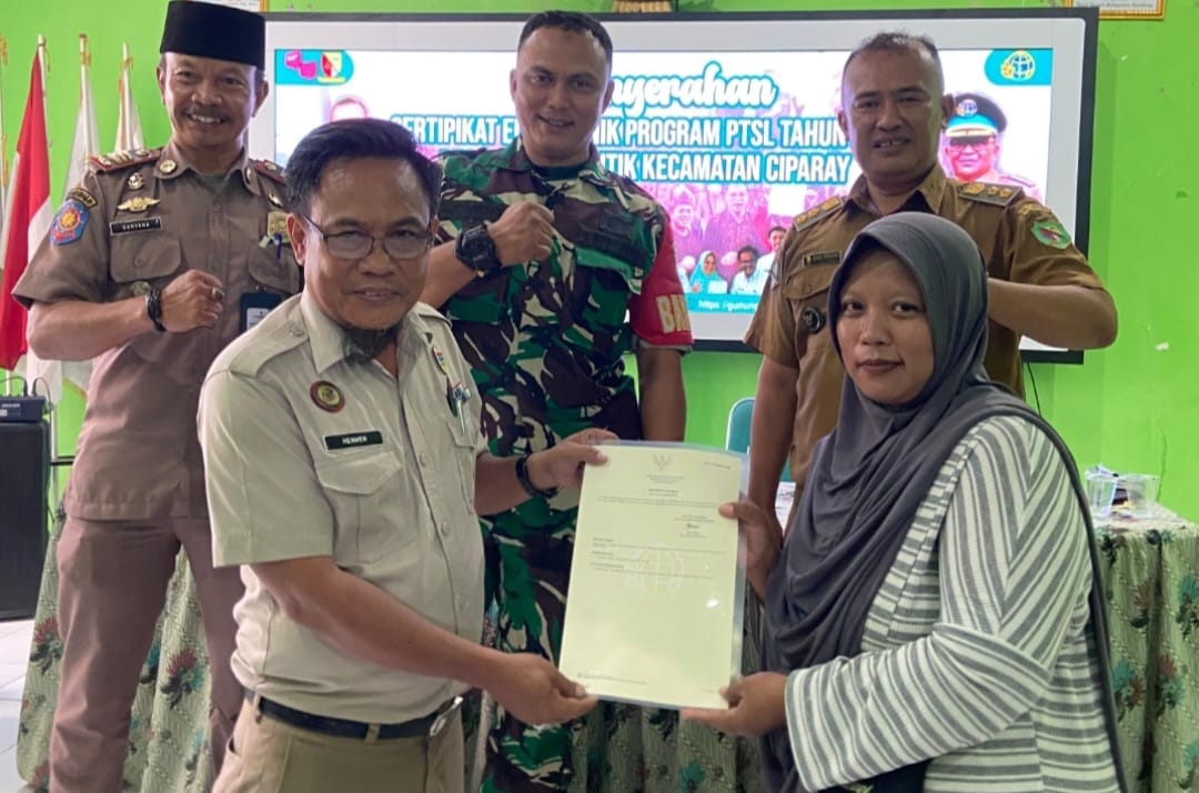 ATR BPN Kabupaten Bandung Serahkan Ratusan Sertifikat Milik Warga Gunungleutik Melalui PTSL Secara Gratis