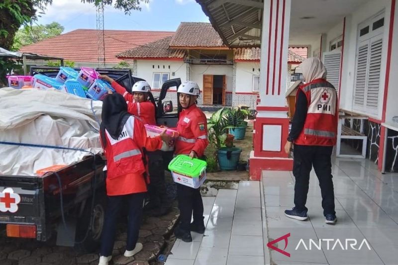 PMI Cianjur Salurkan 890 Paket Bantuan untuk Korban Pergerakan Tanah