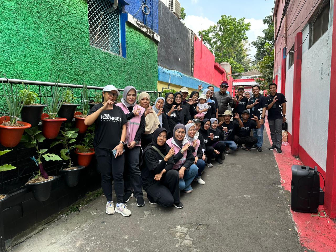 Srikandi PLN Icon Plus Regional Jawa Barat Wujudkan Pemukiman Berkelanjutan Lewat Program Vertical Garden