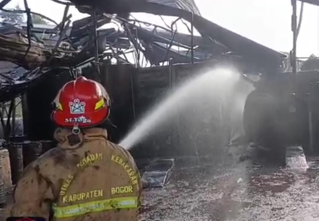 Damkar Lawan Api, 14 Jam di Gudang Oli Bekas Wilayah Gunung Putri