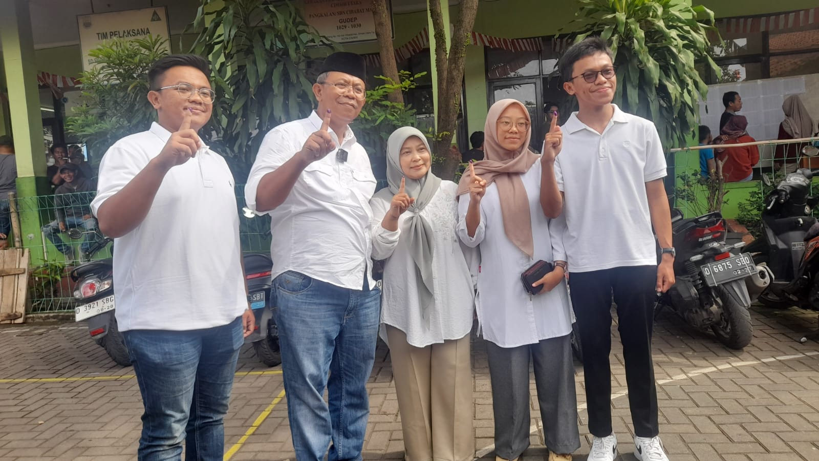  Calon Wali Kota Cimahi Nomor 1, Dikdik Suratno, Nyoblos Bersama Keluarga di TPS 14   