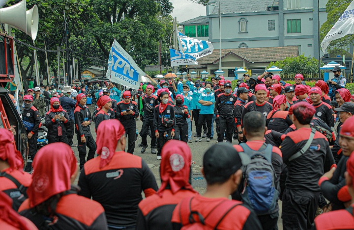 Geruduk Kantor Disnakertrans Jabar, Buruh Minta UMK 2023 Naik