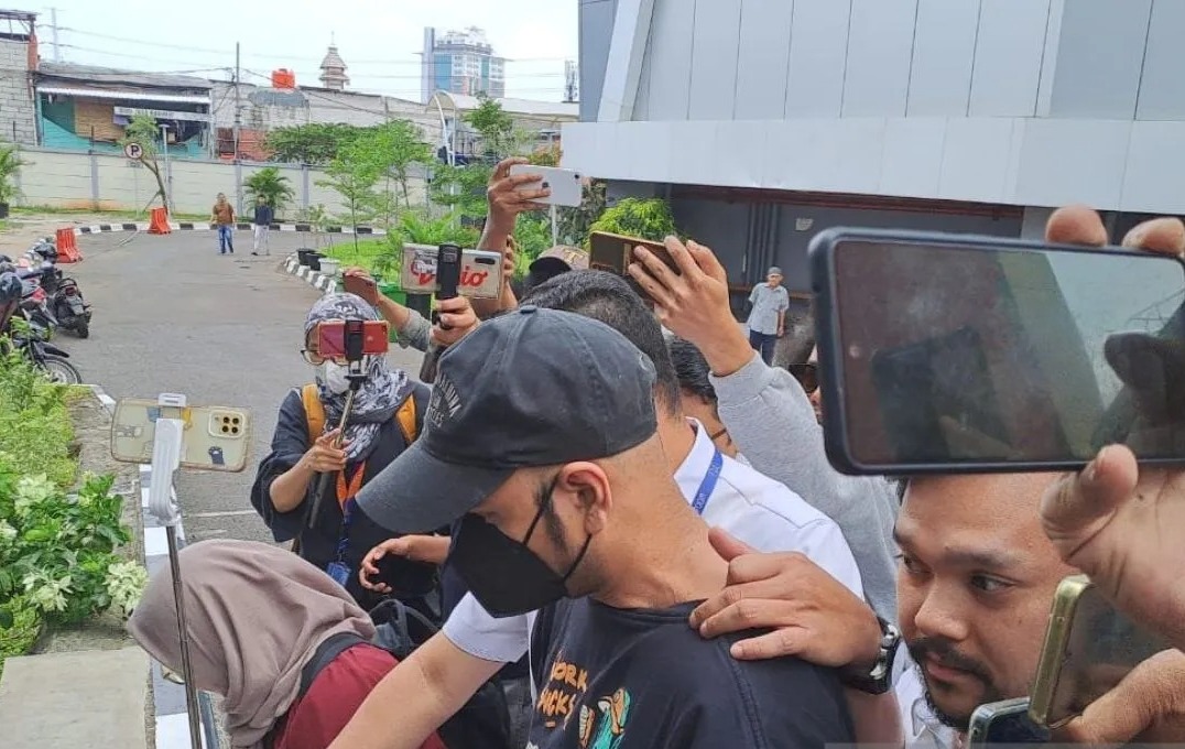 Selebriti Rio Reifan Lakukan Pemeriksaan Kesehatan di Kantor Polisi Jakbar