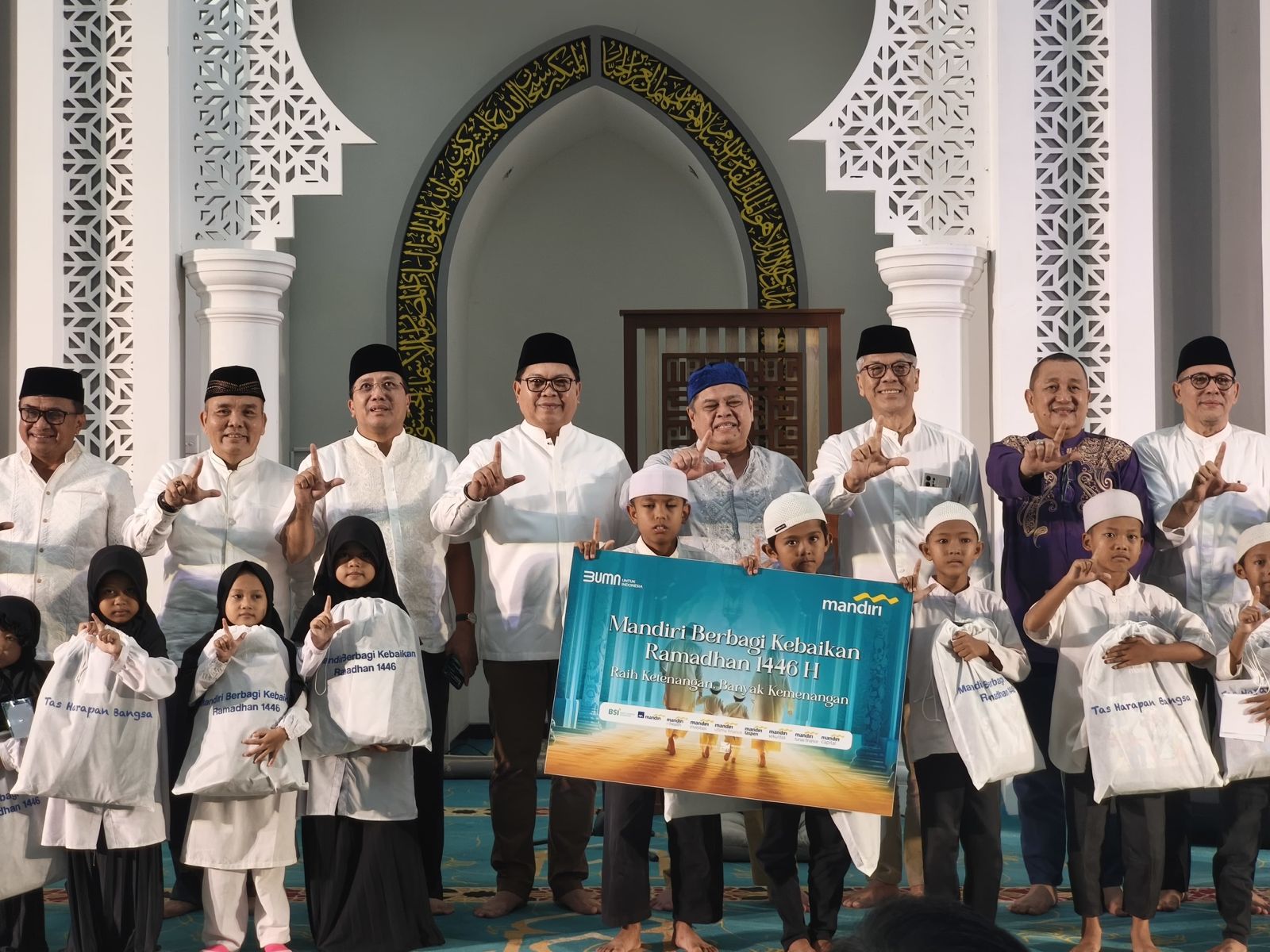 Bank Mandiri Group Santuni Ribuan Yatim dan Lansia di Ramadan 1446 H    