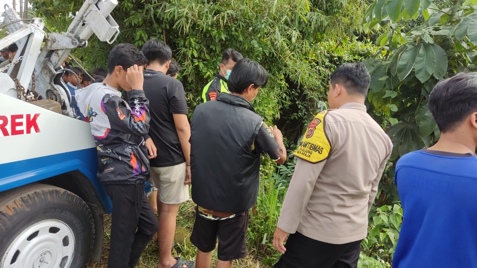 Sopir Diduga Mengantuk, Mobil Terperosok ke Jurang