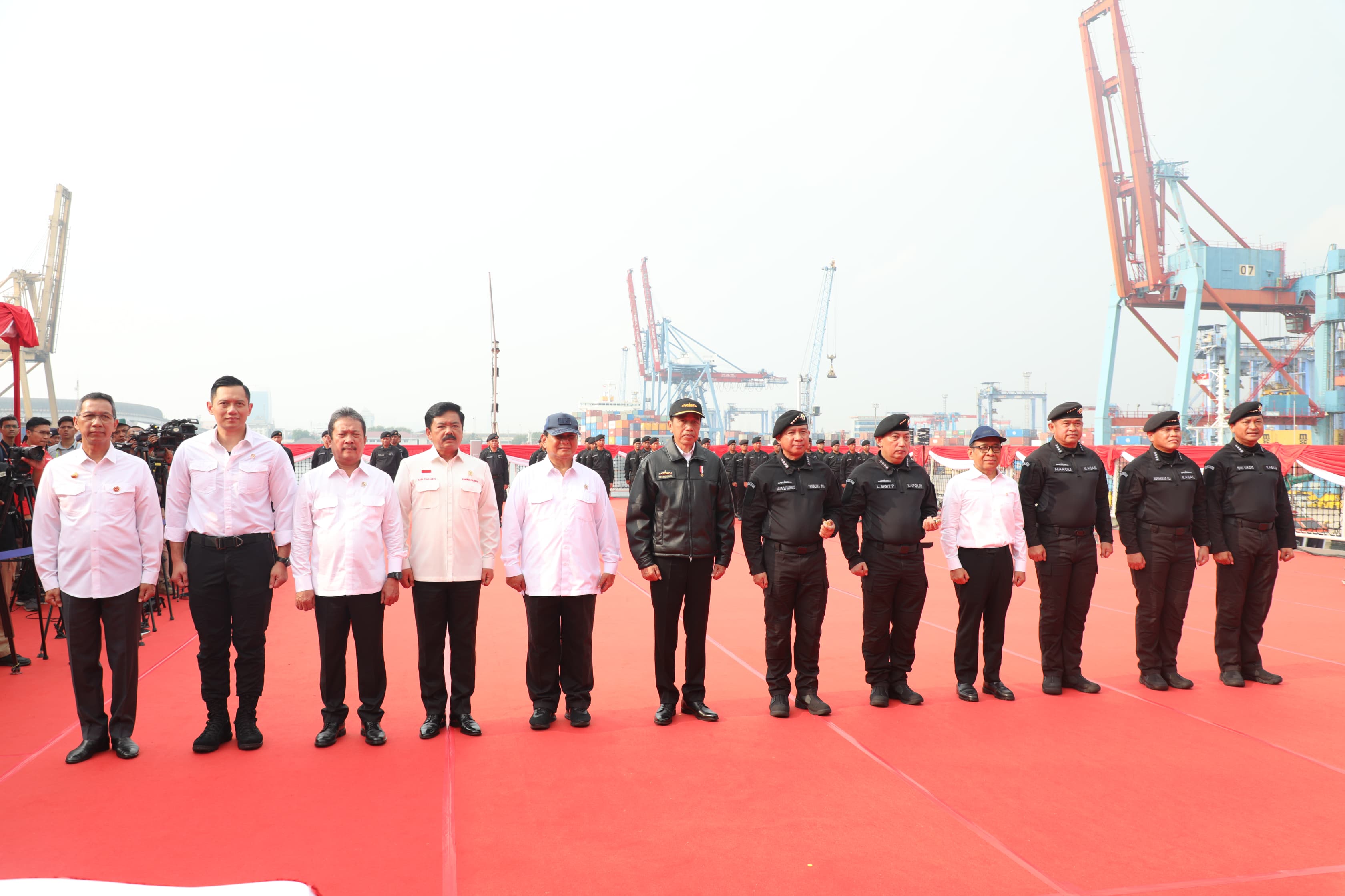 Presiden Jokowi dan Menteri AHY Terima Brevet Kehormatan Hiu Kencana dari TNI AL