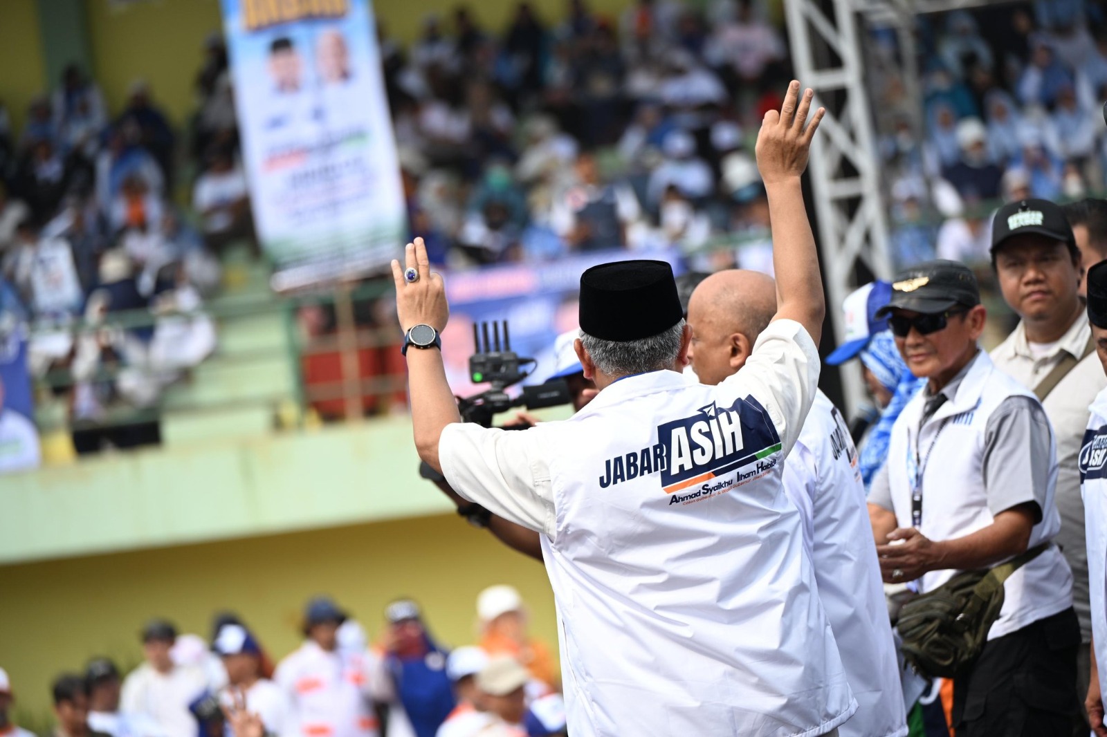 Tampilkan Gestur Pesawat Terbang di Debat Pilgub Jabar, Pasangan ASIH Curi Perhatian Publik