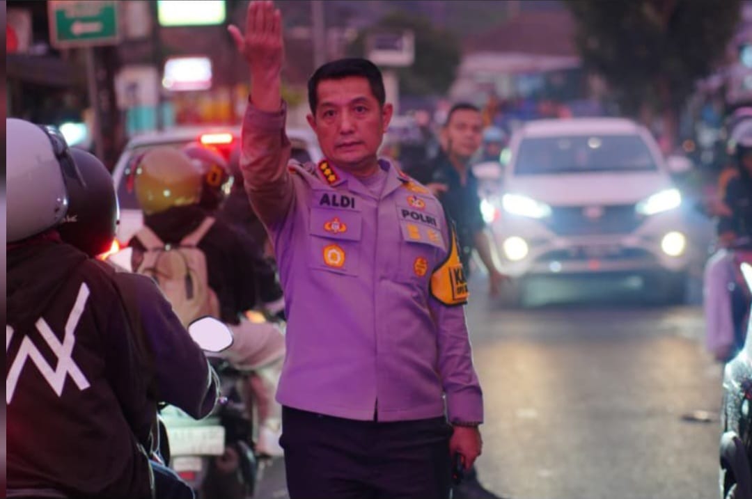 Kapolresta Bandung Turun Langsung Urai Kemacetan di Jalur Wisata Pacira