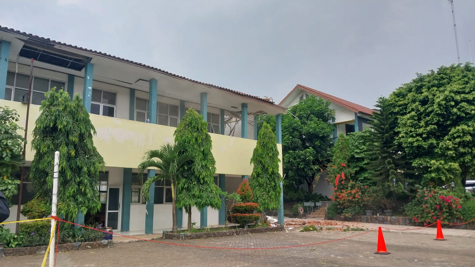 Sebelum Kejadian Atap Bangunan SMKN 1 Cileungsi Runtuh, Pelajar: Sempat Bingung dan Terdengar Suara Bruk