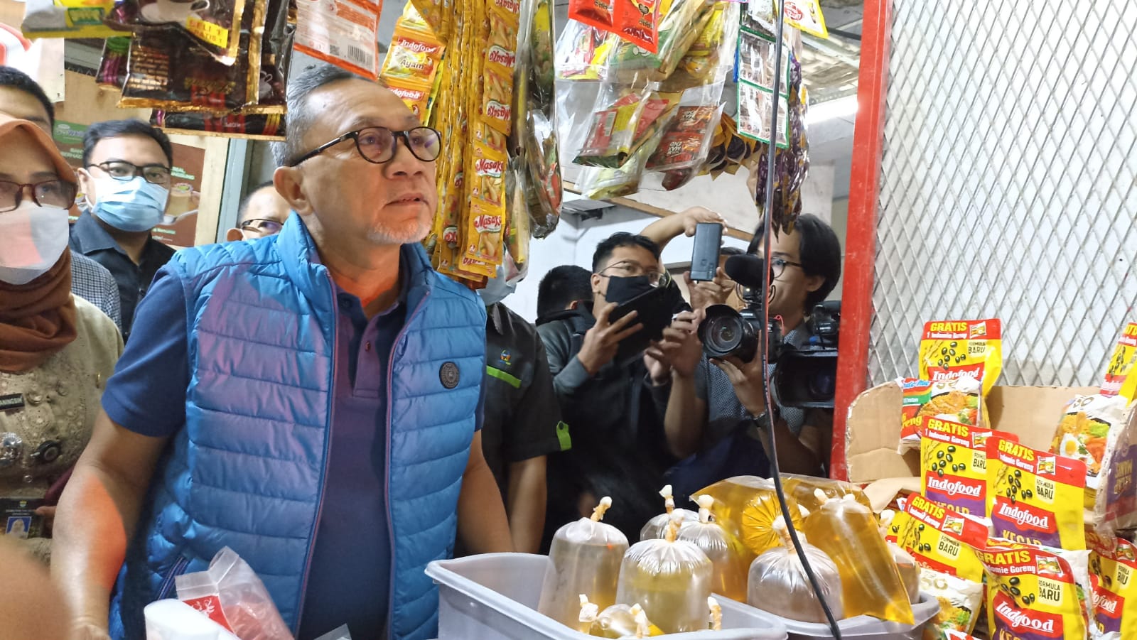 Blusukan ke Pasar Kosambi, Mendag Zulkifli Hasan Janji Migor Curah Akan Murah Lagi