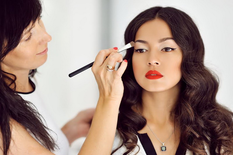 8 Tips Agar Makeup Selalu Awet dan Gak Luntur, Stay Seharian!