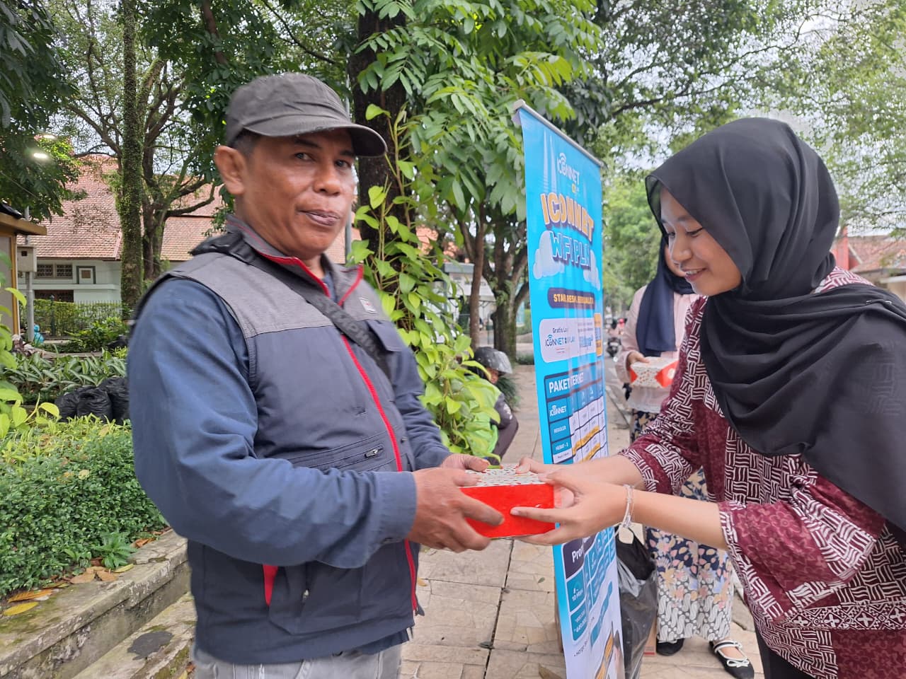 ICONNET Jawa Barat Tebar Kepedulian Ramadan Melalui Aksi 'CONI Berbagi Takjil'