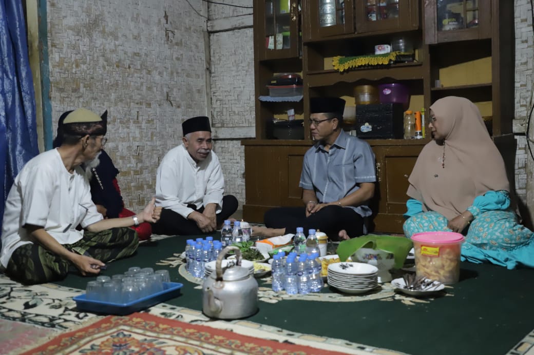 Bupati Bandung Bersama Bunda Bedas Laksanakan Program Bunga Desa dengan Menginap di Rumah Warga