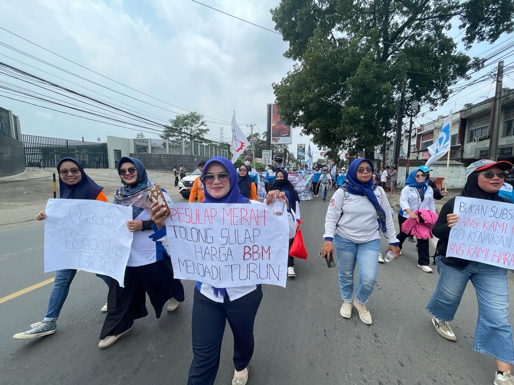 Protes Kenaikan Harga BBM, Ribuan Buruh Geruduk Gedung DPRD KBB