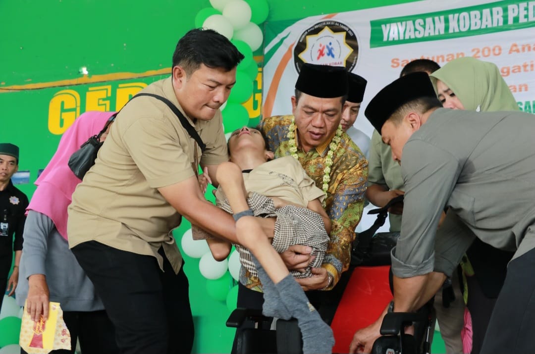 Peringatan Isro Mikraj, Bupati Bandung Santuni 200 Anak Yatim Piatu dan Serahkan Kursi Roda