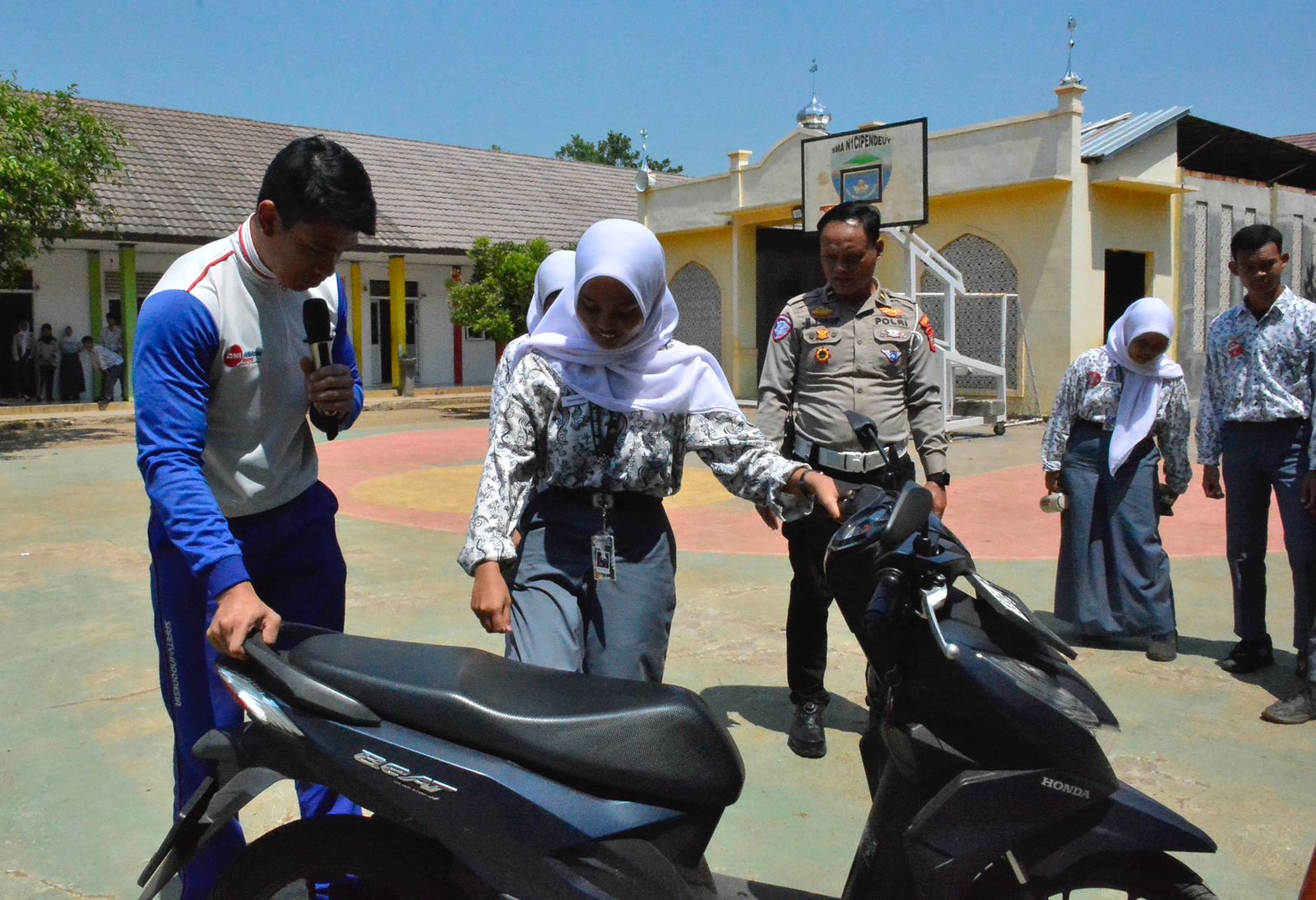 DAM Edukasi Pelajar SMAN 1 Cipeundeuy Jadi Pelopor #Cari_Aman di Jalan