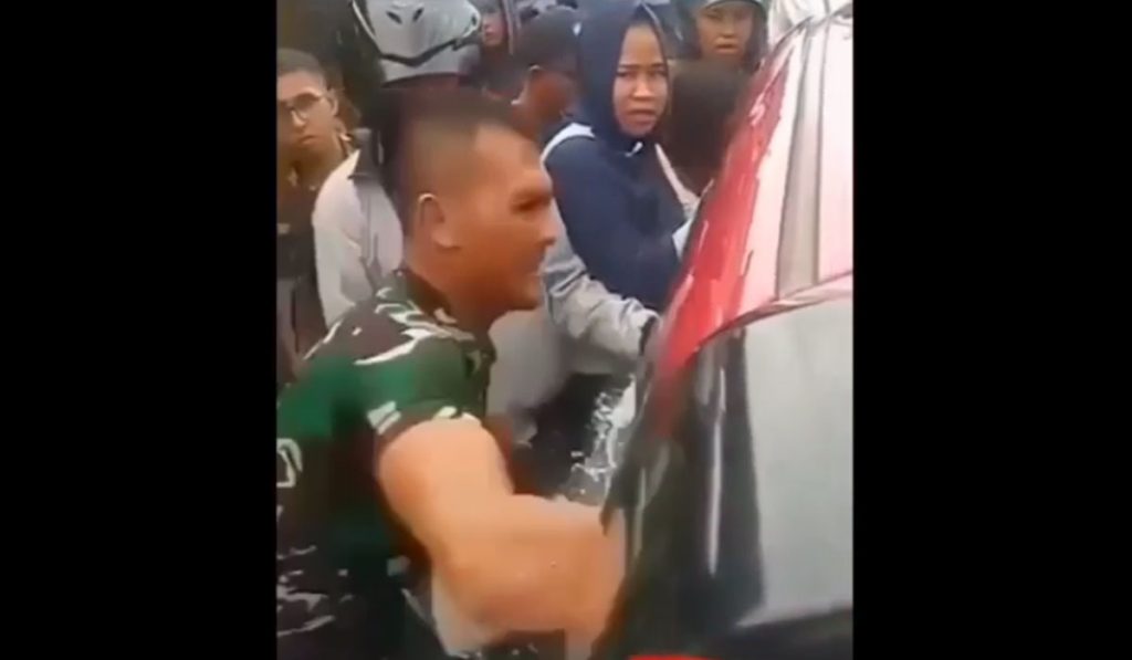 Viral, Aksi Heroik Prajurit TNI Pecahkan Kaca Jendela Untuk Selamatkan Balita yang Terkunci didalam Mobil