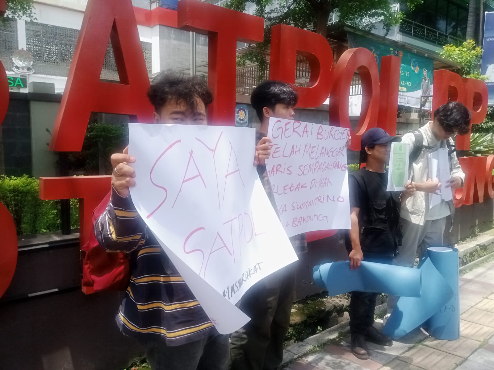 Langgar Hukum Tata Ruang, Bongkar Segera Gerai Burger Bangor!