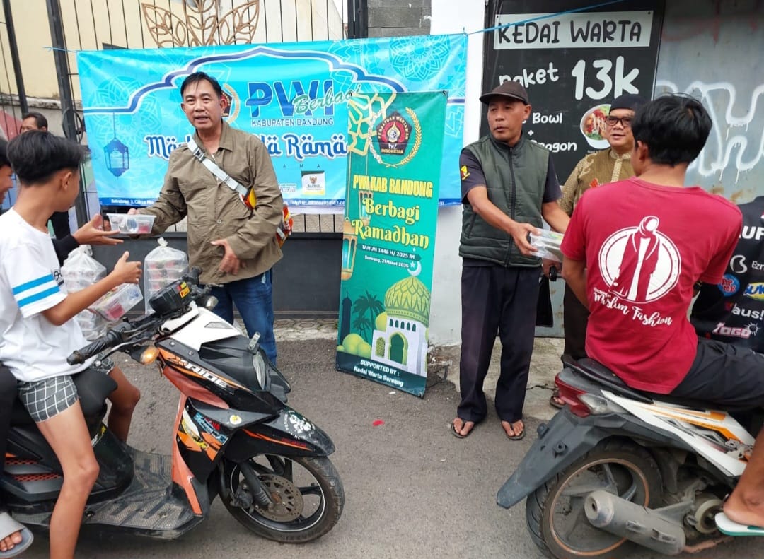 Berbagi di Bulan Ramadhan, PWI Kabupaten Bandung Bagikan Ratusan Paket Takjil Kepada Warga 