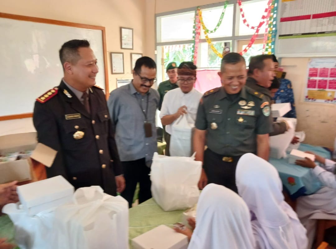 Disambut Antusiasme Siswa, TNI dan Polri Sosialisasikan Makan Bergizi Gratis di Kabupaten Bandung