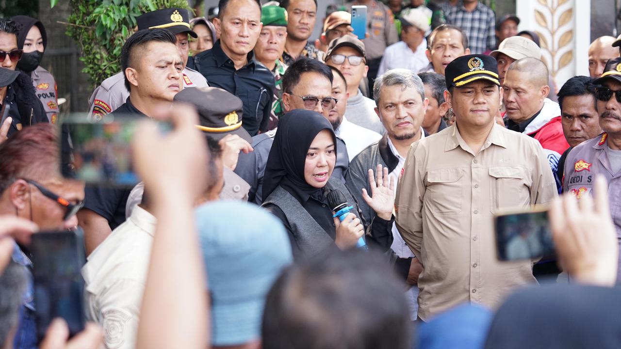 Redam Aksi AMKB, Ketua DPRD Kabupaten Bandung Temui dan Berdialog Langsung dengan Peserta Demo