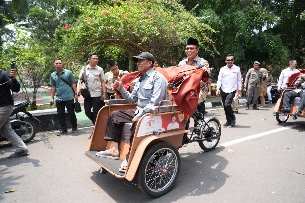 260 Warga Kabupaten Bandung Terima Bantuan Becak Listrik dari Presiden Prabowo