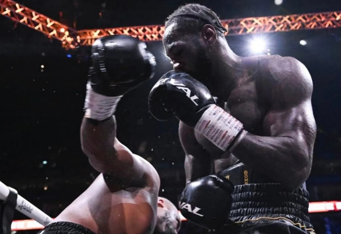 Duel Sengit di London, Deontay Wilder Menang Tipis atas Derek Chisora