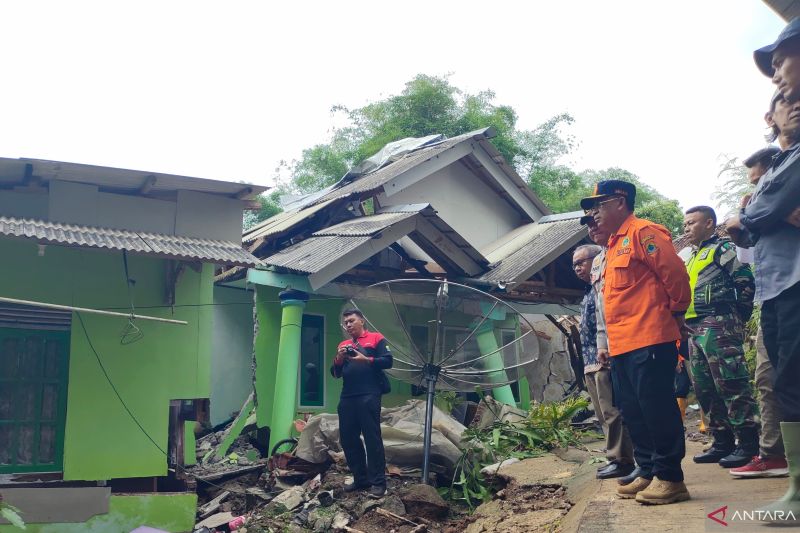 Pemkab Cianjur Turunkan Alat Berat untuk Buka Kembali Jalan Utama Menuju Selatan Cianjur yang Tertutup Longsor