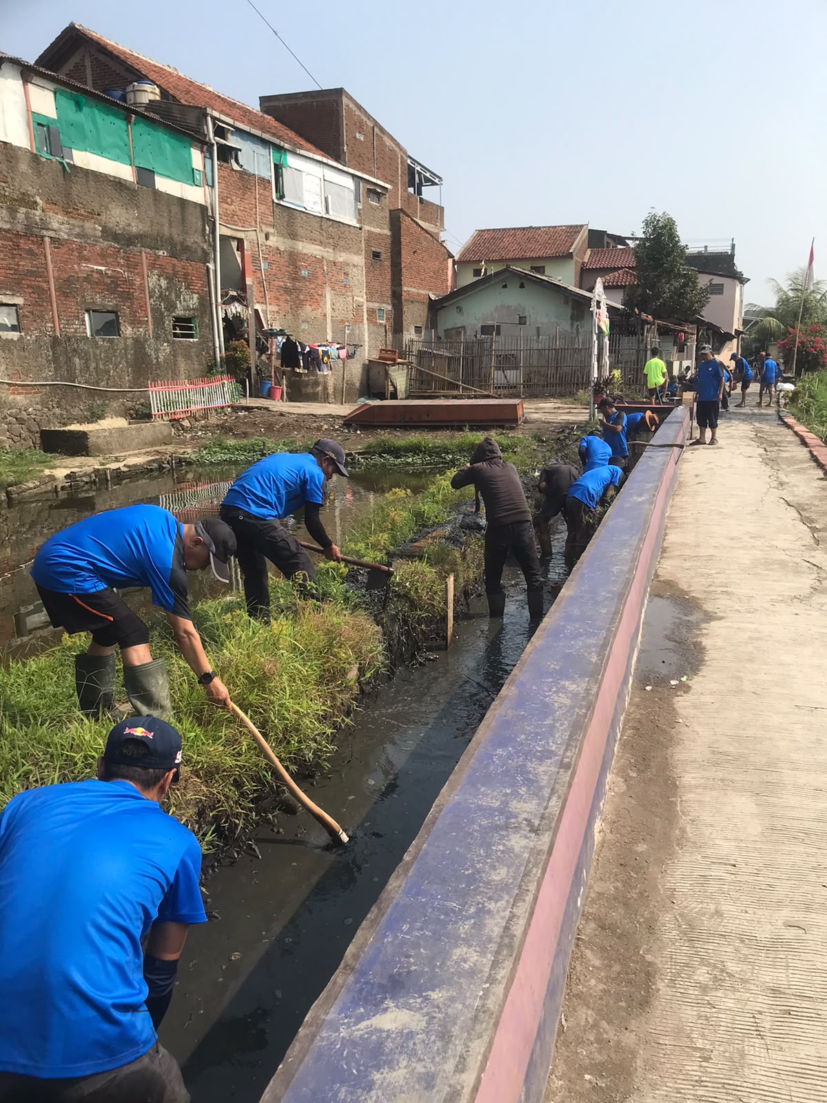  Kawasan Rawan Banjir, Pentahelix Dayeuhkolot Gerakkan Warga Bersihkan Saluran Air di Citeureup