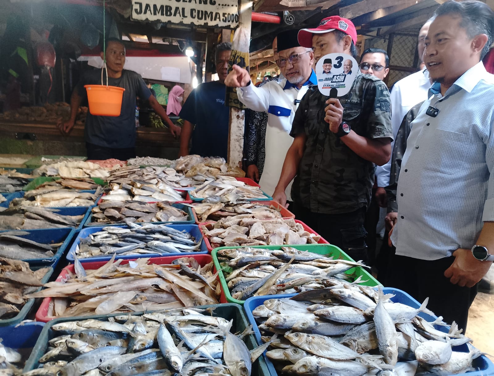 Calon Gubernur Jabar Ahmad Syaikhu Dengar Aspirasi Pedagang di Pasar Parakanmuncang Sambil Borong Dagangan