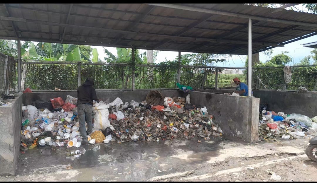 Aroma Busuk Tumpukan Sampah di TPPS Ciparay Dikeluhkan Pedagang dan Pembeli