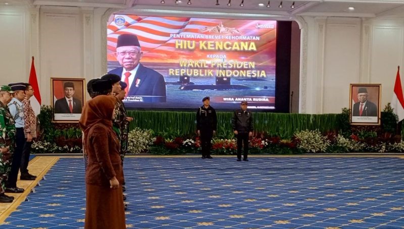 Wapres Ma'ruf Amin menerima penyematan Brevet Kehormatan Hiu Kencana oleh Kepala Staf TNI Angkatan Laut (KSAL)