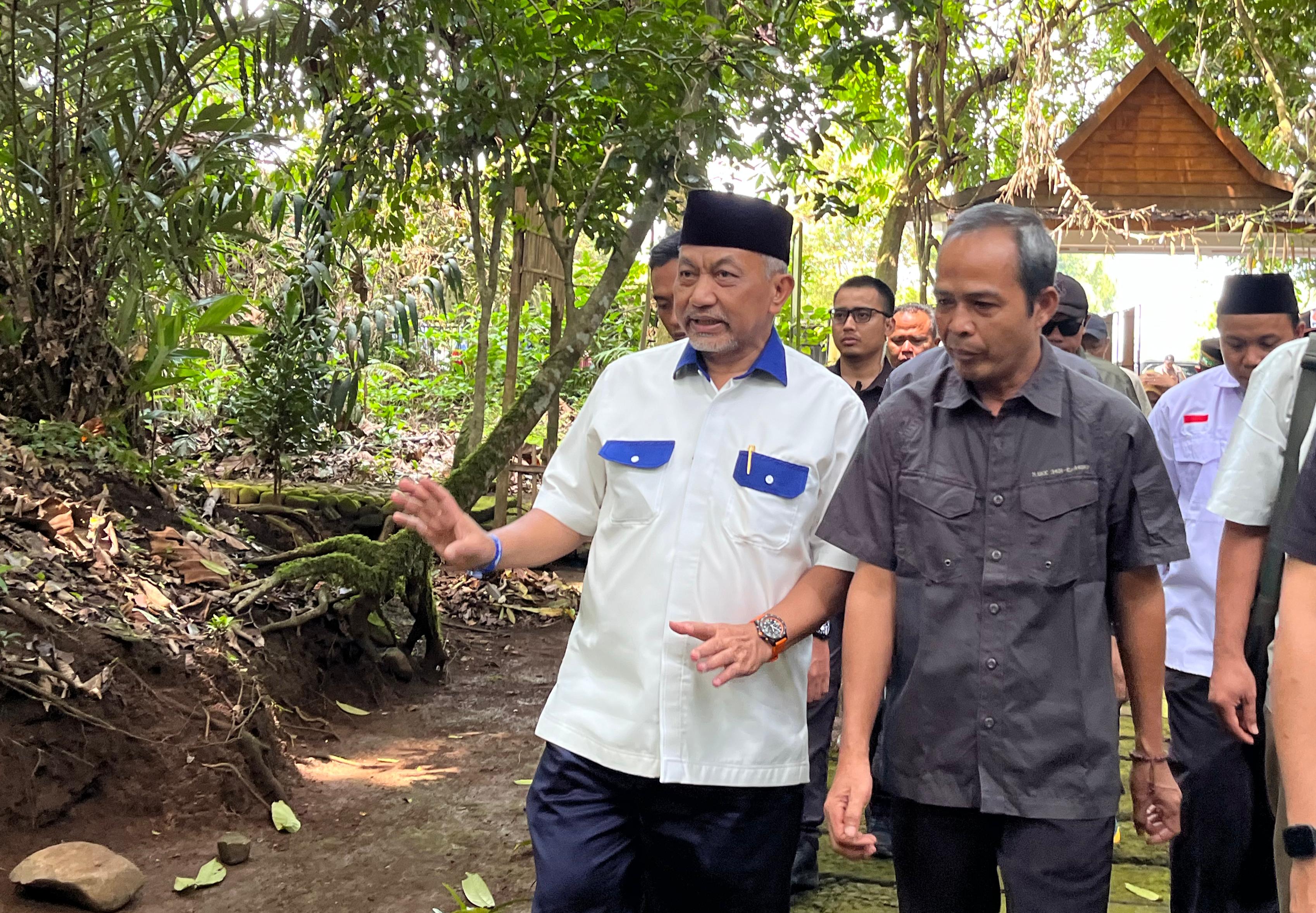 Ahmad Syaikhu Ziarah ke Makam Adipati Singacala dan Pangeran Usman Saat Kampanye di Ciamis