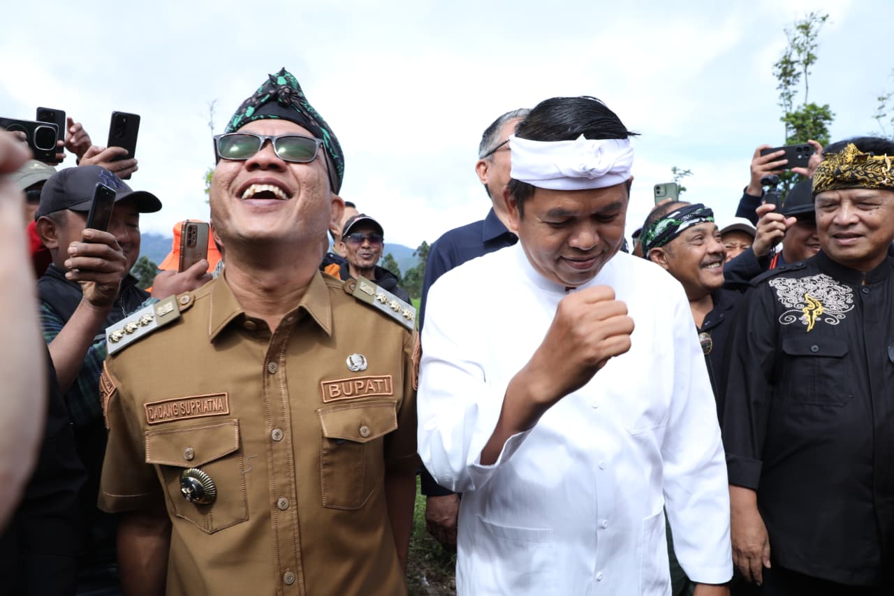 Pulihkan Ekosistem, Gubernur Jabar dan Bupati Bandung Pimpin Penanaman Pohon Teh dan Kekayuan di Pangalengan