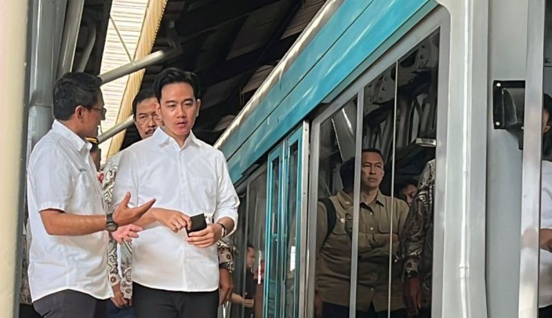 Wakil Presiden Tinjau Uji Coba Battery Tram di Stasiun Purwosari