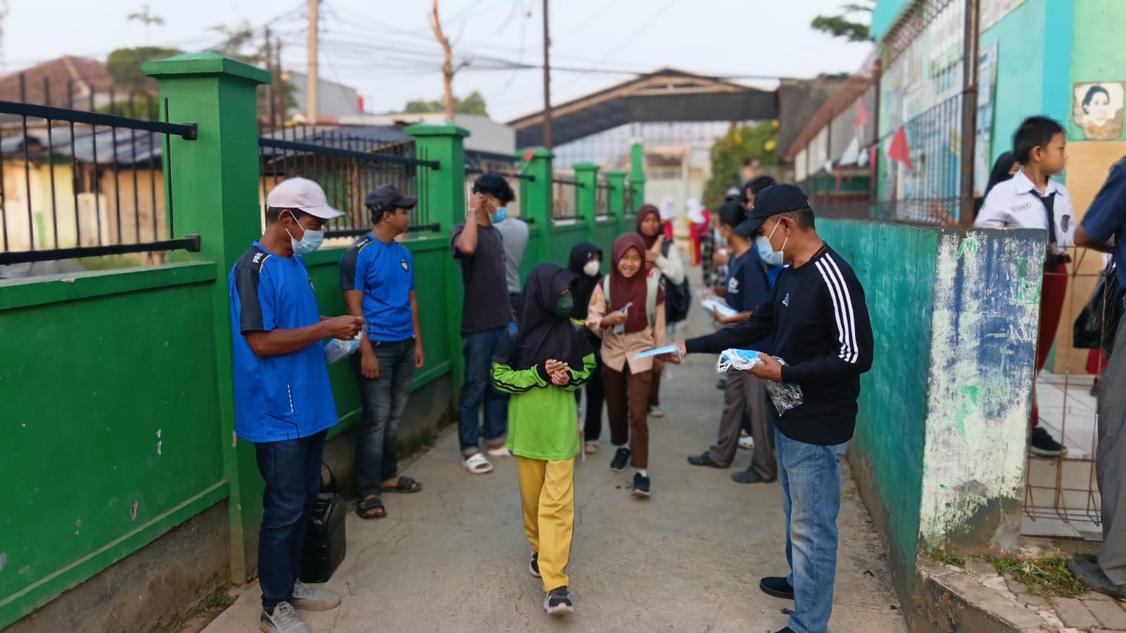 Bersama Mahasiswa Telkom dan PRIMA,Pentahelix Dayeuhkolot Bagikan Ratusan Masker : Lindungi Saluran Pernapasan