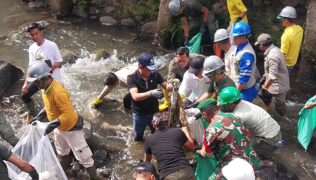 Menteri LH Bersihkan Sampah Sungai di Hulu DAS Ciliwung: Bahagia Sekali