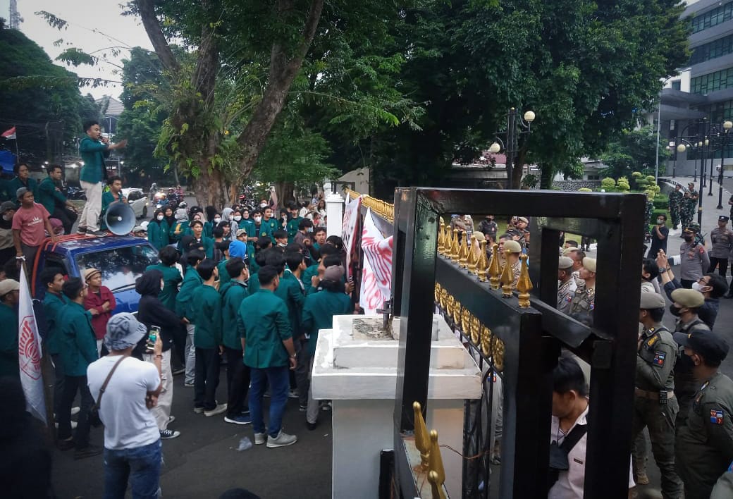 Sempat Dijaga Ketat, Massa Aksi Tolak Kenaikan BBM di Bogor Berhasil Masuk ke Gedung DPRD