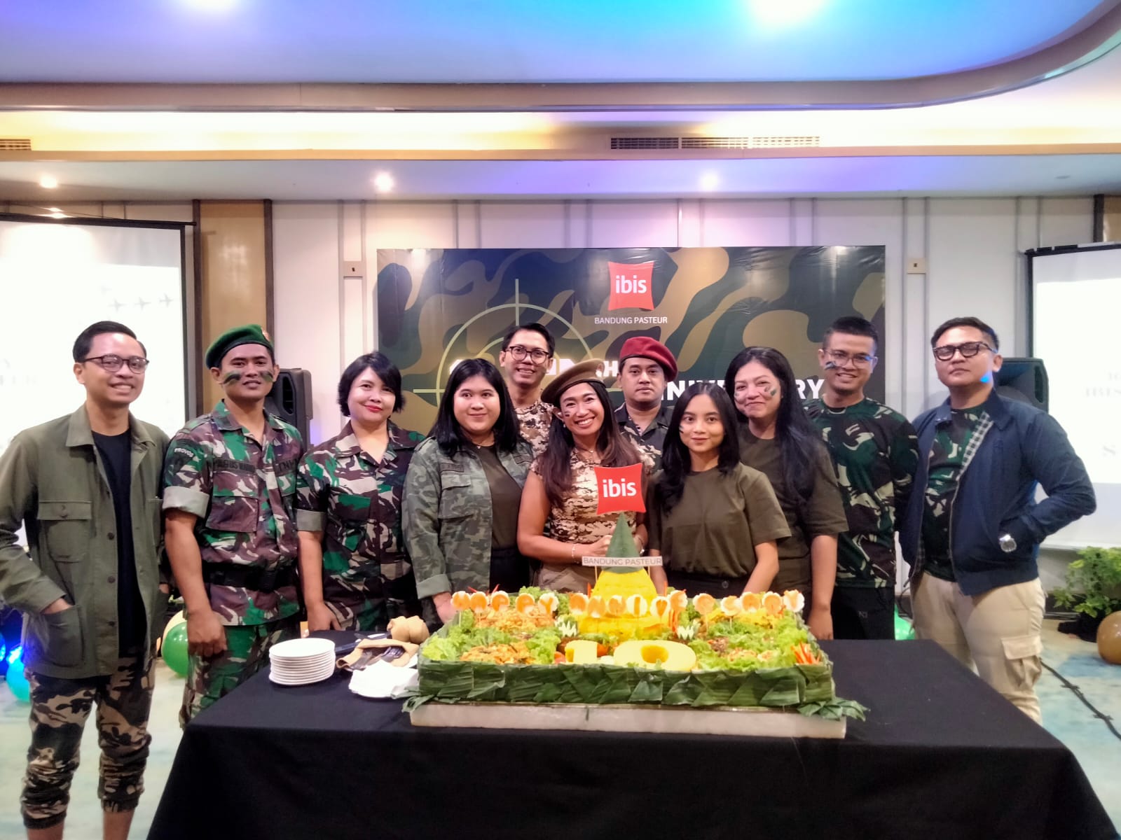 Rayakan Ulang Tahun ke-10, Ibis Bandung Pasteur Kompak Pakai Army Looks