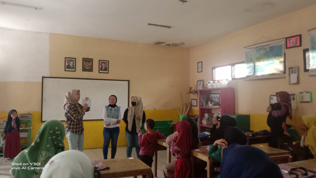 Pembagian Rapor Semester 1 di SDN 2 Cipanas Jadi Wadah Refleksi dan Literasi Siswa   