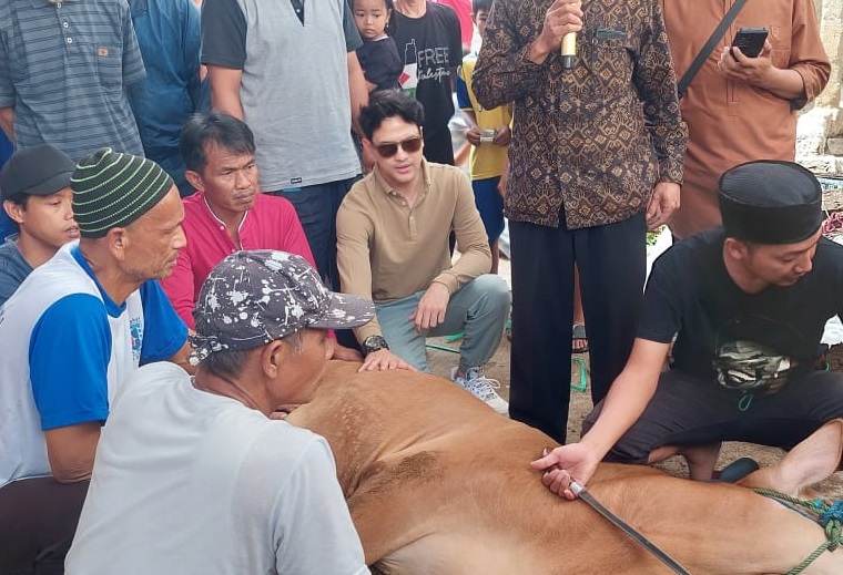 Antar Daging Kurban Matang, Lucky Perdana Disambut Gembira Warga Dayeuhkolot