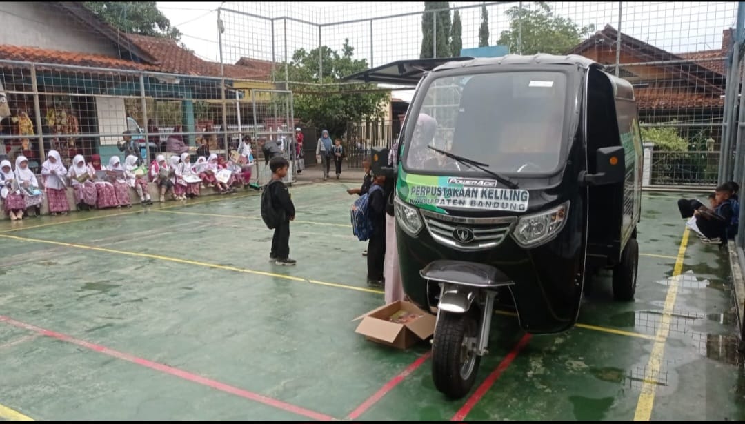 Bupati Bandung Beri BPJS Ketenagakerjaan dan Honorarium bagi Para Operator Motor Baca di Tiap Kecamatan