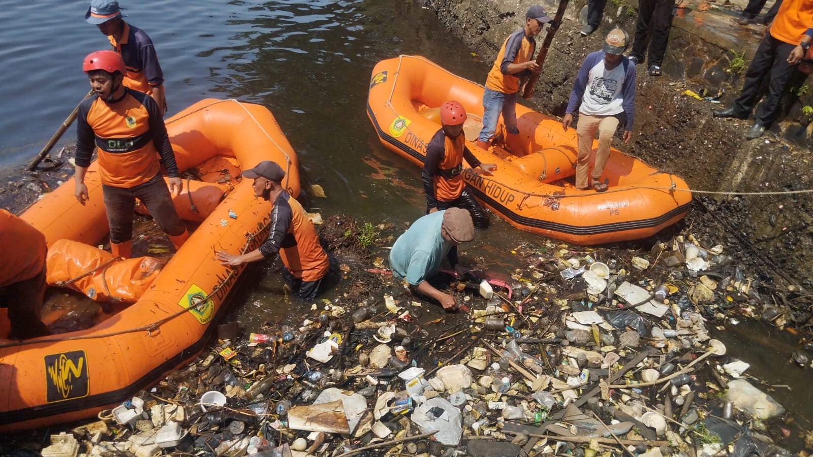 DLH Kabupaten Bogor Bersihkan Situ Cikaret, Hampir Sentuh 8 Kubik Sampah