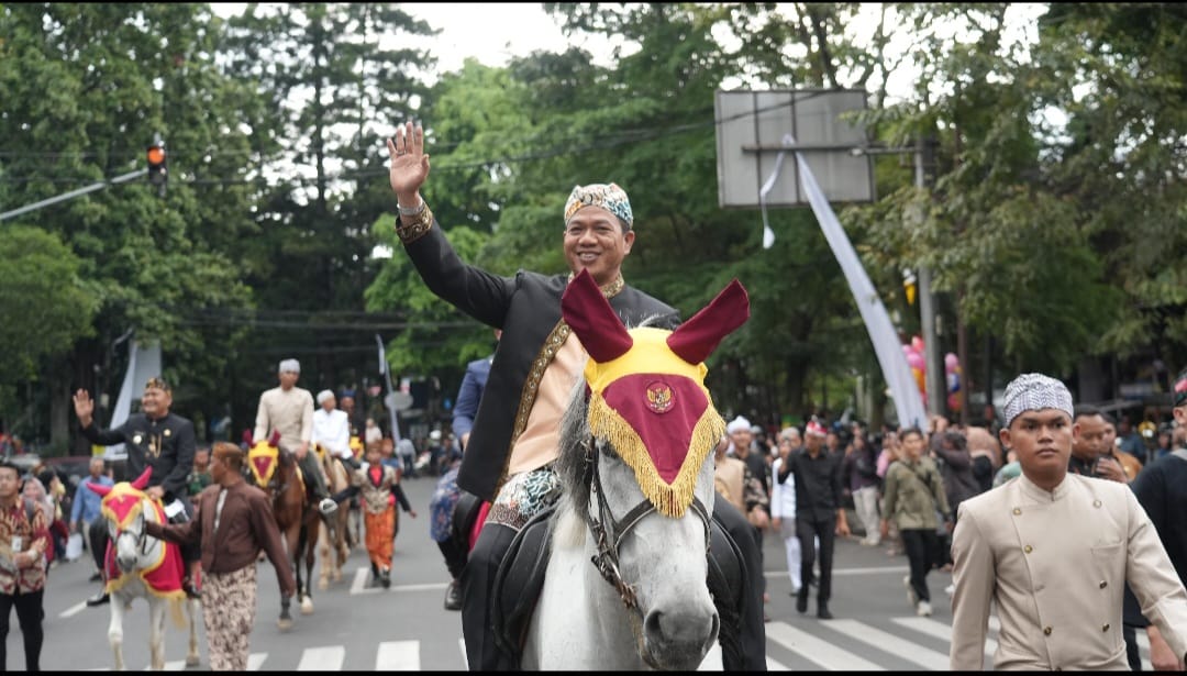 Gagah! Kenakan Baju Pangeran Padjadjaran dan Berkuda, Bupati Bandung Ikuti Kirab Budaya Jabar