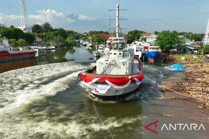 TNI AL Perkuat Armada dengan Kapal Tunda Baru Buatan Dalam Negeri   