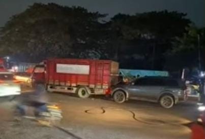 Mobil Tabrak Mobil Akibat Hindari Kabel Menjutai di Jalan Cileungsi-Jonggol