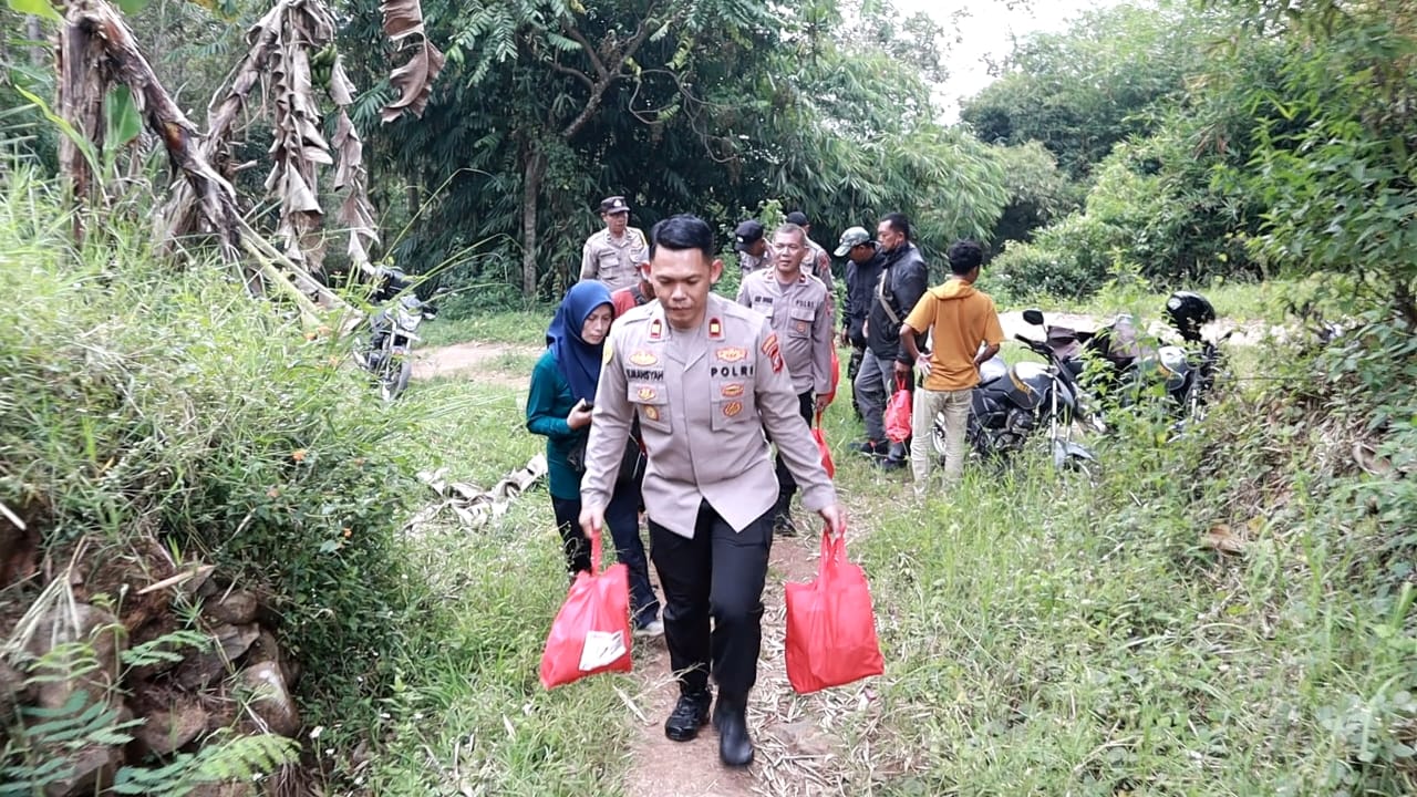 Tempuh Jalan Terjal Berbatu Sepanjang 10 KM, Polsek Ciparay Gelar Baksos dan Bakti Kesehatan