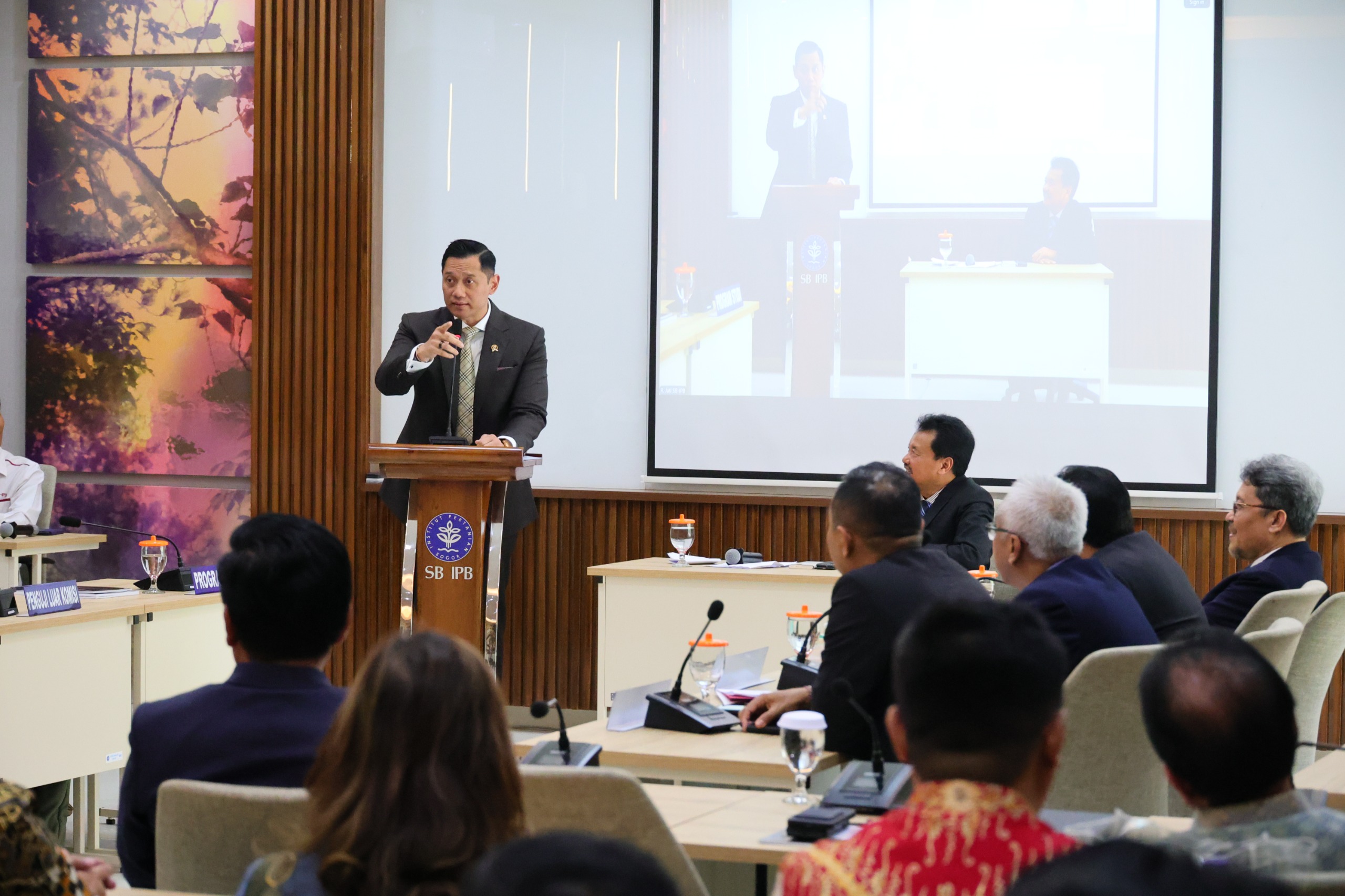 Hadiri Ujian Terbuka Program Doktoral Dirjen PPTR, Menteri AHY: Pemangku Kebijakan Harus Dekat dengan Dunia Ke